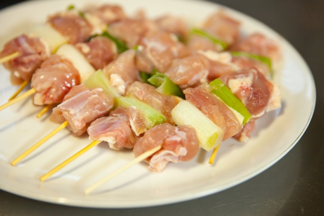 バーベキューで焼き鳥！３つの下ごしらえ | 野外ライフ